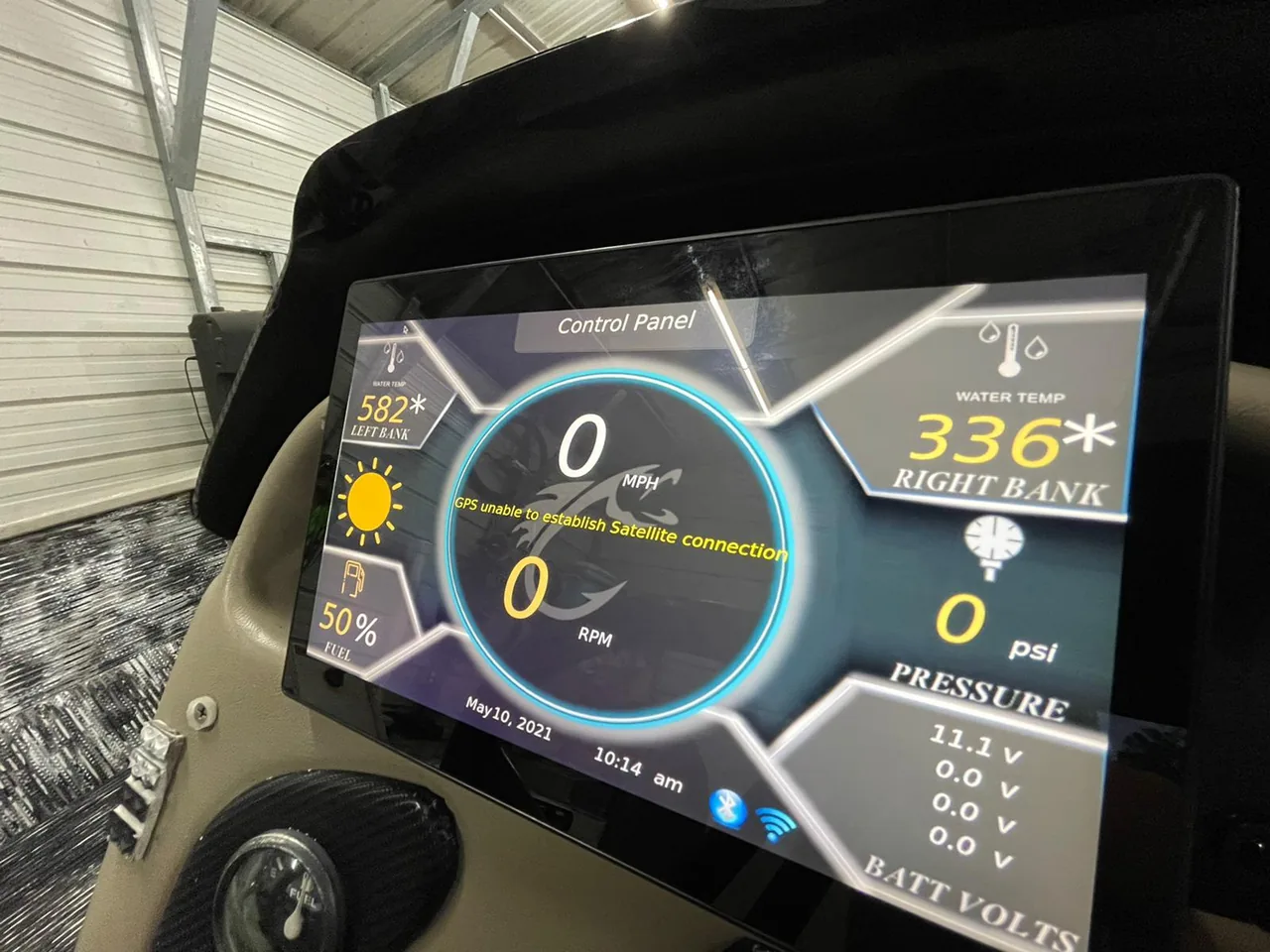 The unit powered up during testing, with a warning on screen that the satellite receiver has not acquired a fix
